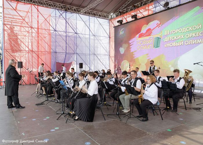 Духовой оркестр во время участия в III городском фестивале детских оркестров "Новый Олимп"