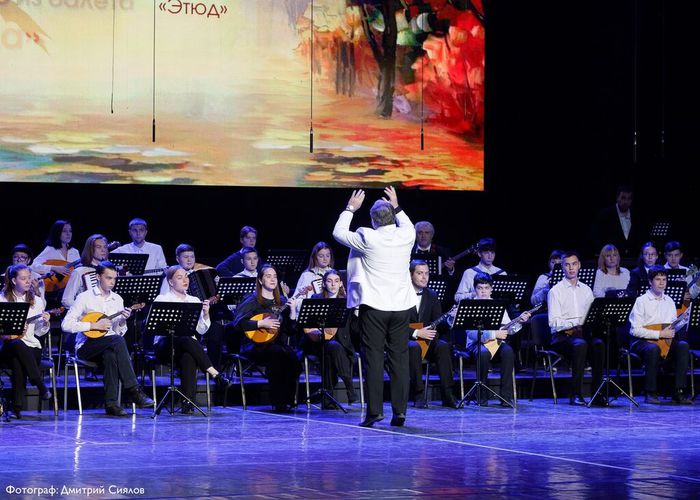 Во время выступления на отчетном концерте ДШИ "Этюд" 2022 год.
