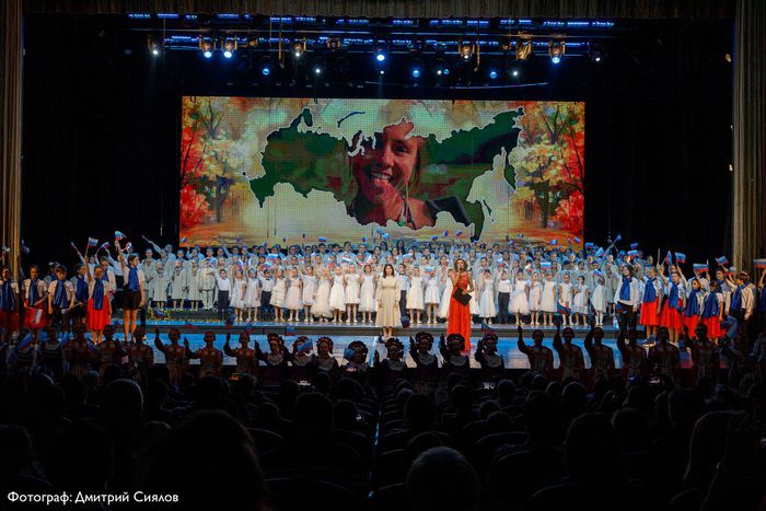 Сводный хор на сцене ДК "Нефтяник" во время проведения отчетного концерта ДШИ "Этюд" 25.11.2022г.