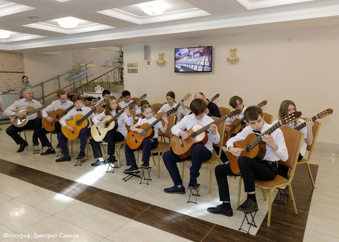 Выступление гитарного оркестра в холле ДК "Нефтяник" во время отчетного концерта ДШИ "Этюд" "Говорим искусству: ДА!" (2023г.)